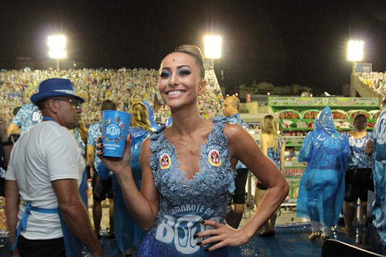 Sabrina Sato brinca com sua mãe durante desfile no Rio