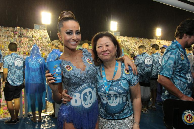 Sabrina Sato brinca com sua mãe durante desfile no Rio