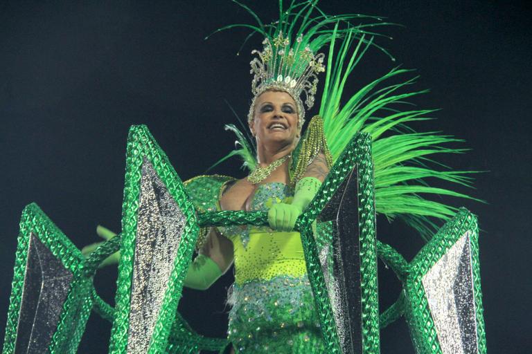 Bárbara Evans chora ao ver a mãe em desfile