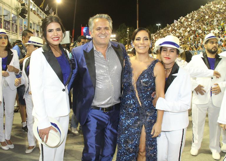 Gloria Pires e família desfilam pela Portela 