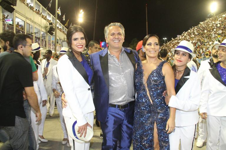 Gloria Pires e família desfilam pela Portela 