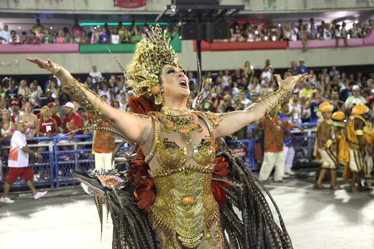 Claudia Raia desfila na Beija-Flor