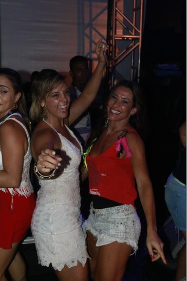 Carla Perez e Scheila Carvalho se esbaldam na folia em Salvador