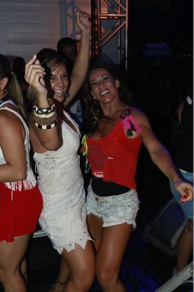 Carla Perez e Scheila Carvalho se esbaldam na folia em Salvador