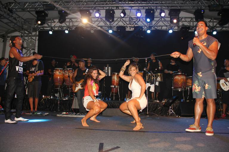 Carla Perez e Scheila Carvalho dançam em show do Harmonia do Samba no Carnaval