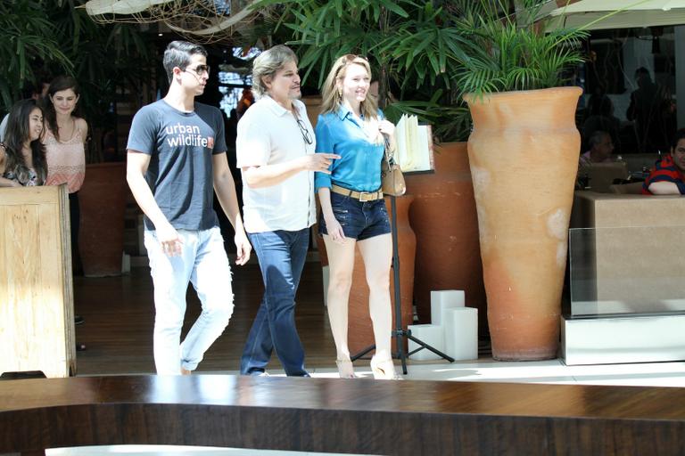 Edson Celulari almoça com Karin Roepke e Enzo em shopping no Rio