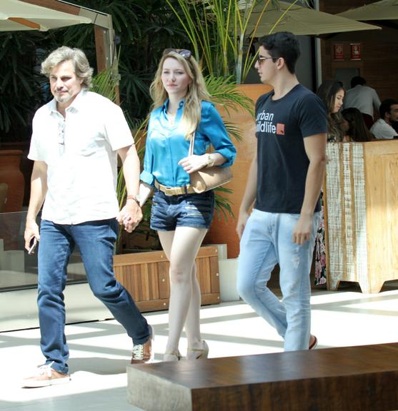 Edson Celulari almoça com Karin Roepke e Enzo em shopping no Rio