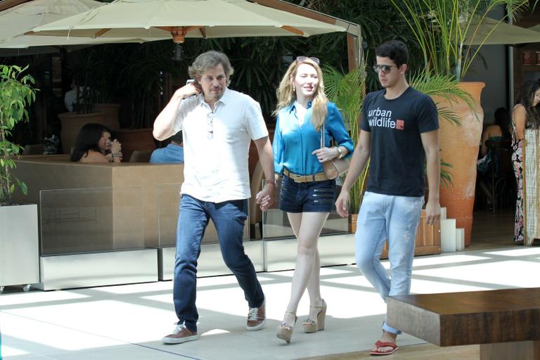 Edson Celulari almoça com Karin Roepke e Enzo em shopping no Rio