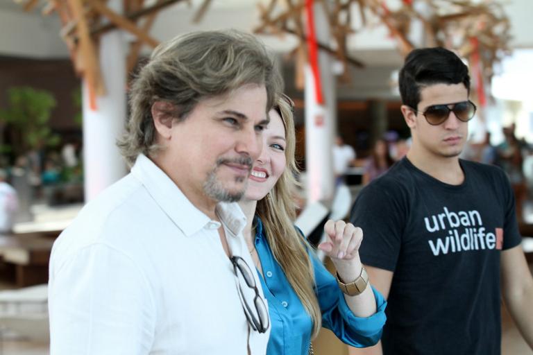 Edson Celulari almoça com Karin Roepke e Enzo em shopping no Rio