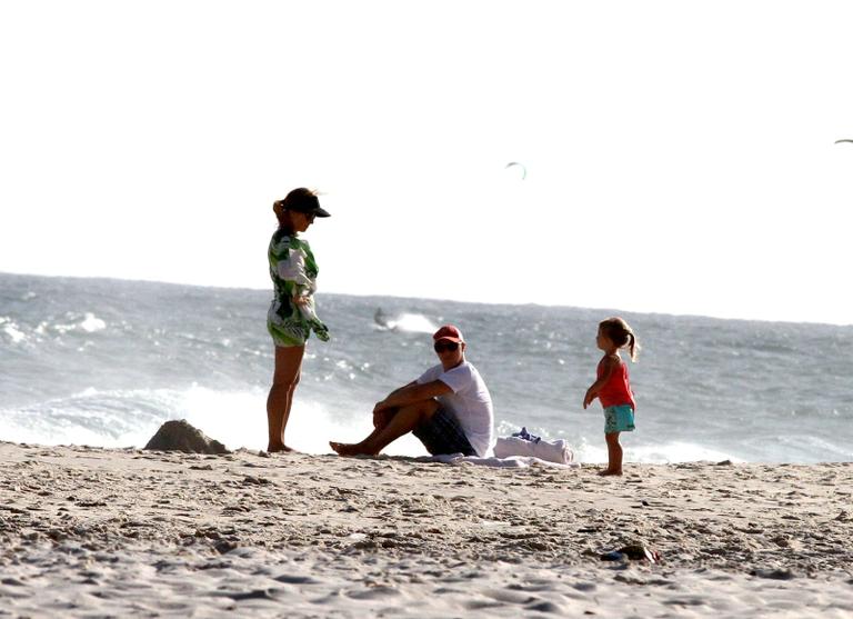 Angélica e Luciano Huck se divertem com Eva na praia