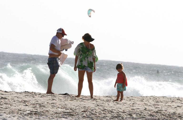 Angélica e Luciano Huck se divertem com Eva na praia