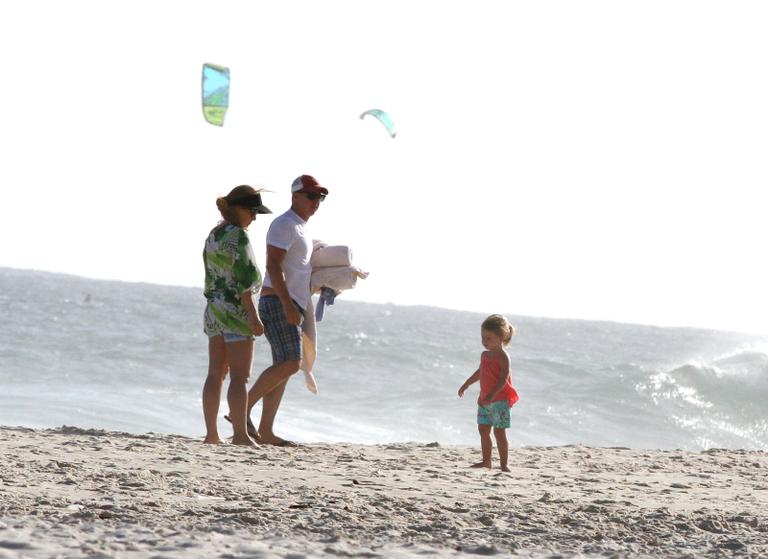 Angélica e Luciano Huck se divertem com Eva na praia