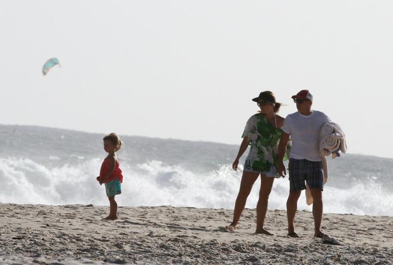 Angélica e Luciano Huck se divertem com Eva na praia