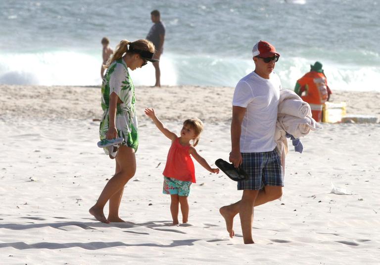 Angélica e Luciano Huck se divertem com Eva na praia