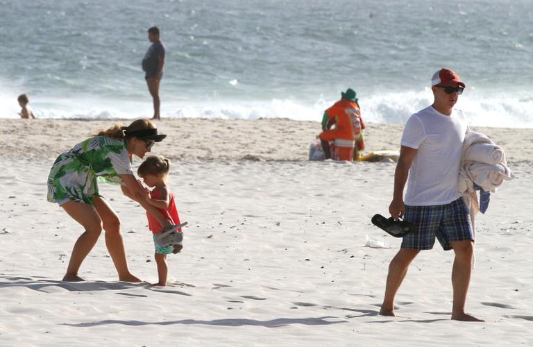 Angélica e Luciano Huck se divertem com Eva na praia