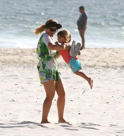 Angélica e Luciano Huck se divertem com Eva na praia