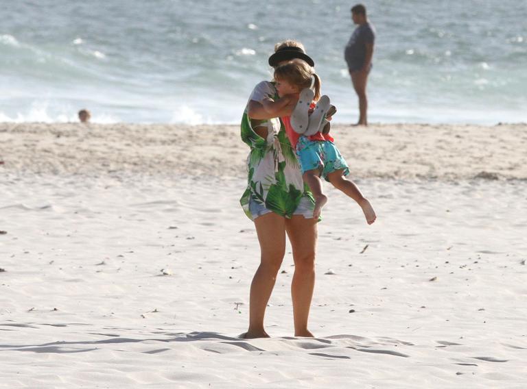 Angélica e Luciano Huck se divertem com Eva na praia