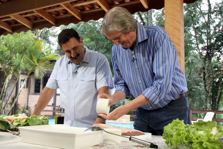 Ratinho estreia quadro de culinária com Sérgio Reis 