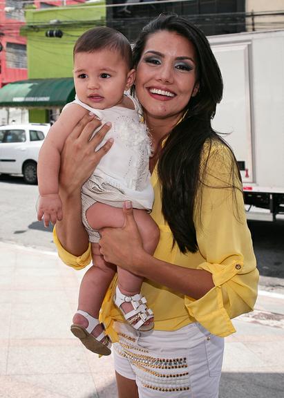 Mariana Felício posa com a filha, Anita, em São Paulo