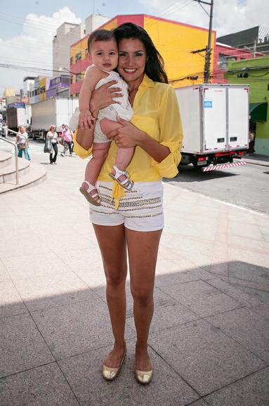 Mariana Felício posa com a filha, Anita, em São Paulo