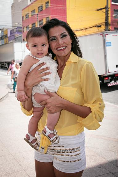 Mariana Felício posa com a filha, Anita, em São Paulo