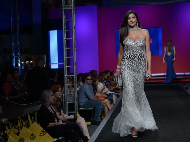 Mariana Felício desfila no Mega Fashion Week em São Paulo