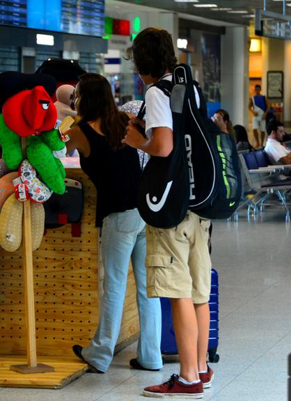 Luiza Tomé e o filho, Bruno, embarcam em aeroporto no Rio de Janeiro