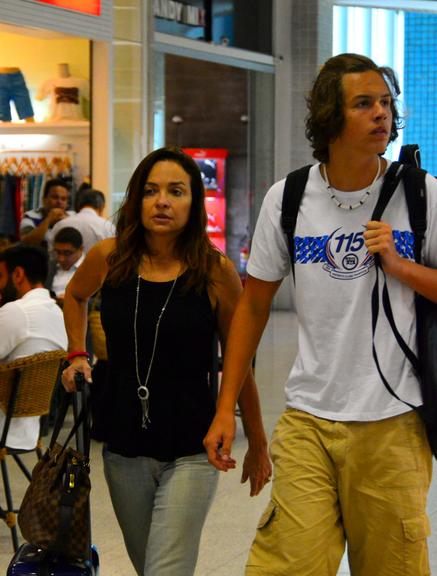 Luiza Tomé e o filho, Bruno, embarcam em aeroporto no Rio de Janeiro