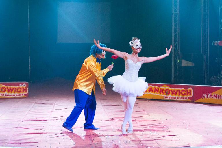 Vestida de bailarina, Sabrina Sato grava matéria em circo e se diverte com palhaços