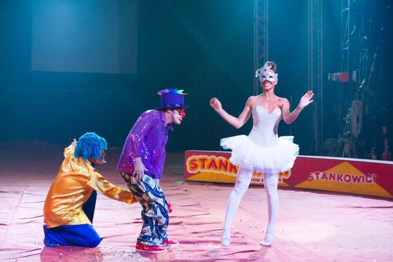 Vestida de bailarina, Sabrina Sato grava matéria em circo e se diverte com palhaços