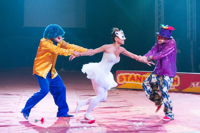 Vestida de bailarina, Sabrina Sato grava matéria em circo e se diverte com palhaços