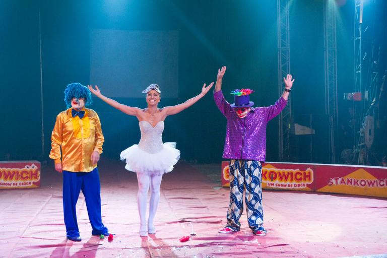 Vestida de bailarina, Sabrina Sato grava matéria em circo e se diverte com palhaços