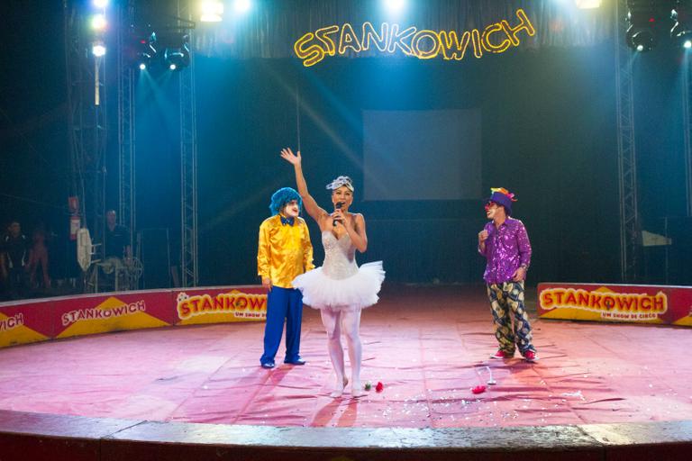 Vestida de bailarina, Sabrina Sato grava matéria em circo e se diverte com palhaços