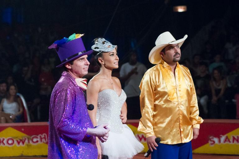 Vestida de bailarina, Sabrina Sato grava matéria em circo e se diverte com palhaços