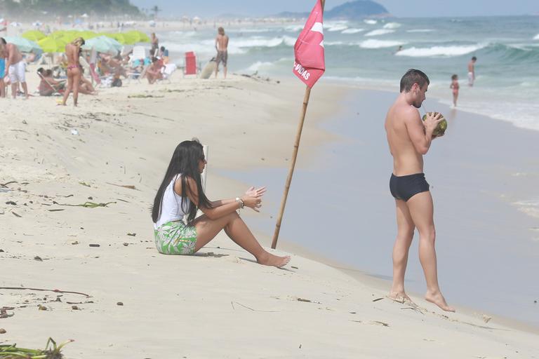 Fora do BBB15, Talita e Rafael curtem praia juntos no Rio