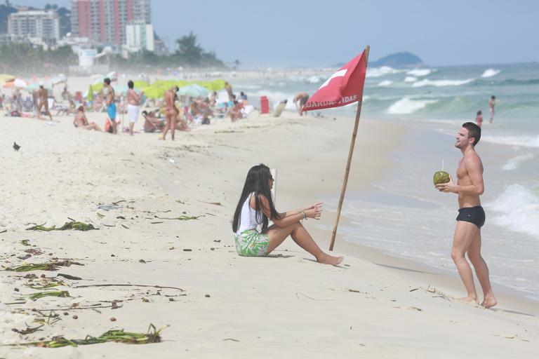 Fora do BBB15, Talita e Rafael curtem praia juntos no Rio