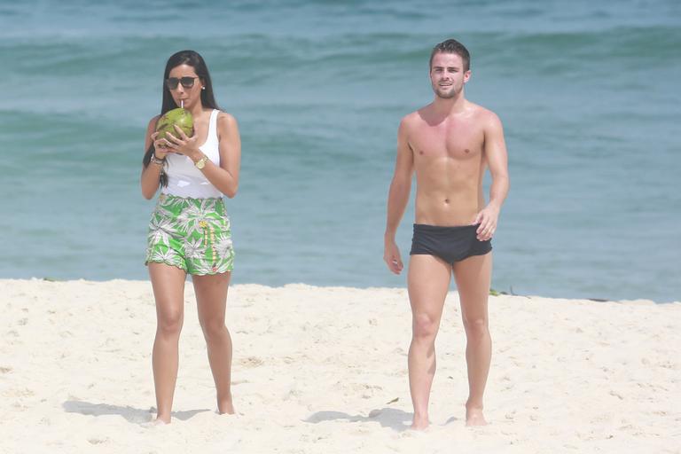 Fora do BBB15, Talita e Rafael curtem praia juntos no Rio