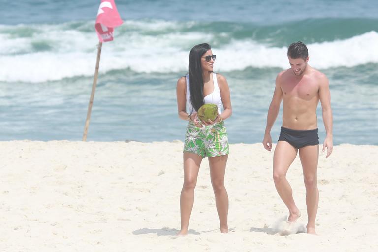 Fora do BBB15, Talita e Rafael curtem praia juntos no Rio