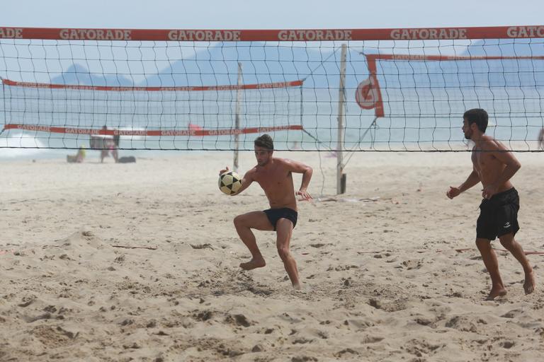 Rafael joga futvôlei com amigos na praia da Barra da Tijuca, no Rio de Janeiro