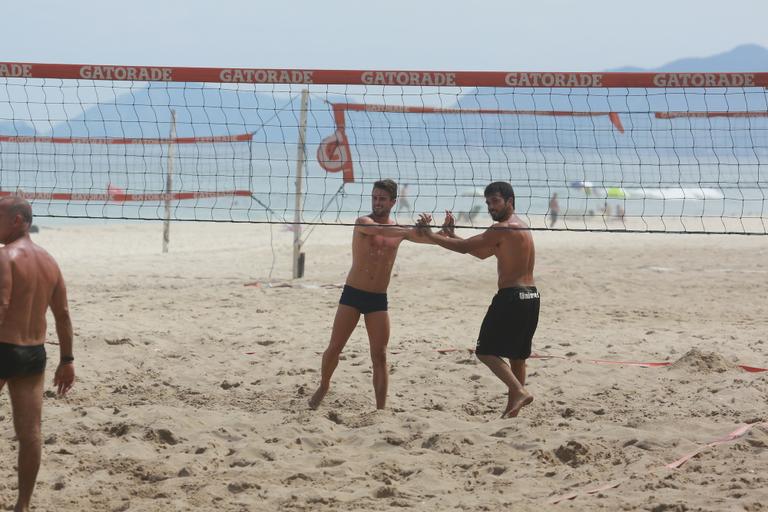 Rafael joga futvôlei com amigos na praia da Barra da Tijuca, no Rio de Janeiro