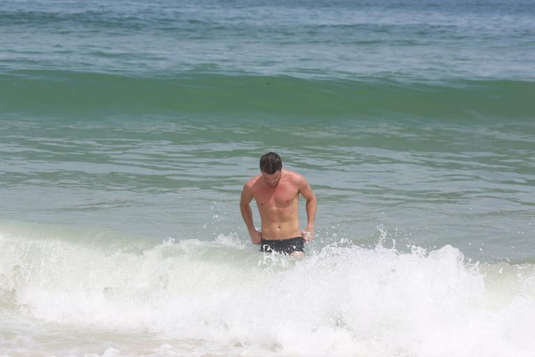 Rafael se refresca no mar da Barra da Tijuca, no Rio de Janeiro