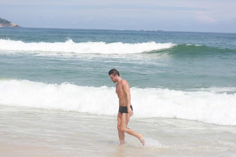 Rafael se refresca no mar da Barra da Tijuca, no Rio de Janeiro