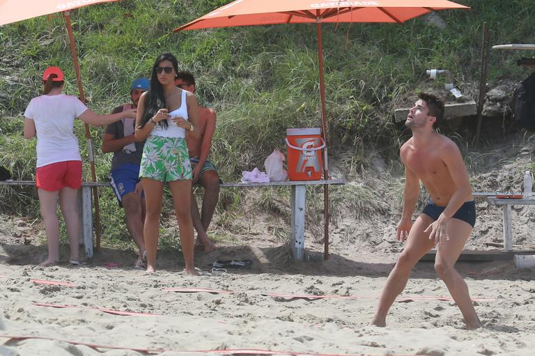 Talita e Rafael curtem praia juntos no Rio