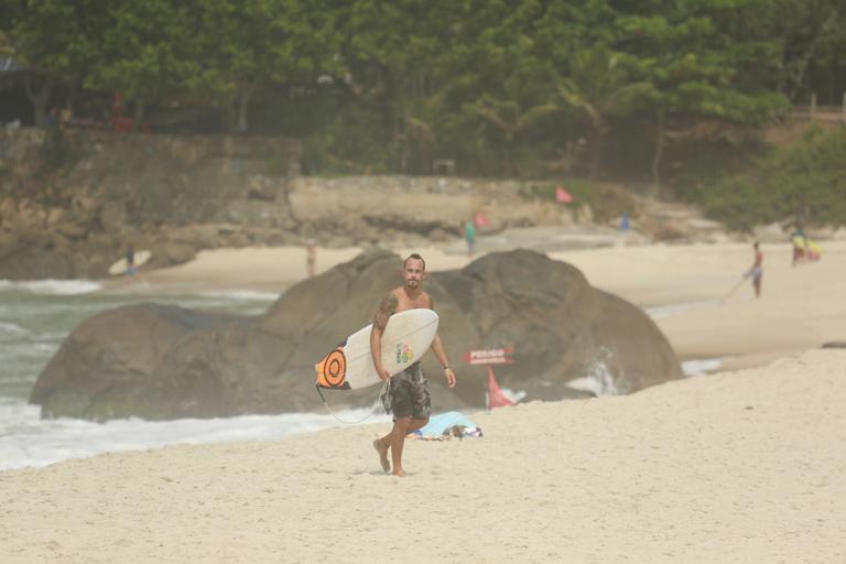 Paulinho Vilhena exibe corpo sarado em dia surfe