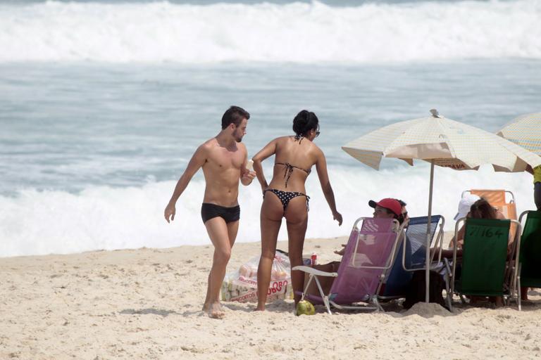 Ex-BBBs Talita e Rafael trocam beijos na praia 