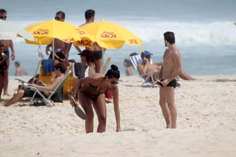 Ex-BBBs Talita e Rafael trocam beijos na praia 