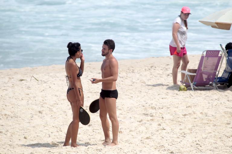 Ex-BBBs Talita e Rafael trocam beijos na praia 