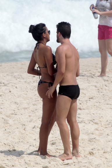 Ex-BBBs Talita e Rafael trocam beijos na praia 