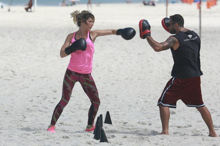 Giovanna Ewbank faz treino funcional com Chico Salgado