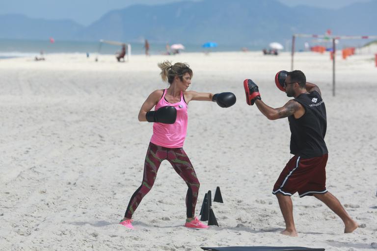 Giovanna Ewbank faz treino funcional com Chico Salgado